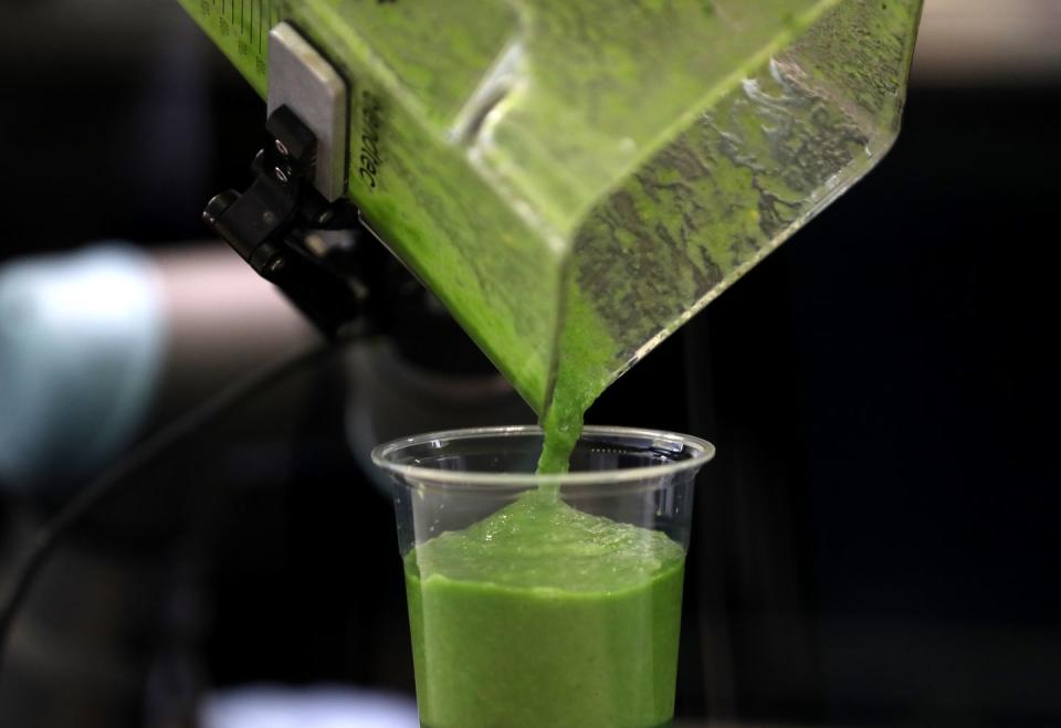 smoothie robot makes healthy drinks on campus of university of san francisco