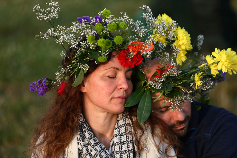 <p>People are seen as the sun rises on the Stonehenge monument on the summer solstice near Amesbury, Britain, June 21, 2017. (Photo: Neil Hall/Reuters) </p>