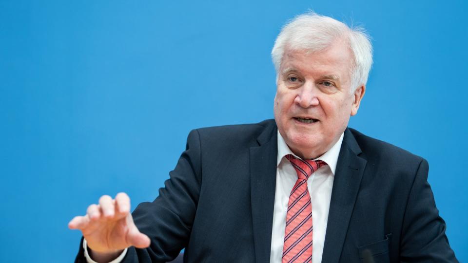 Plant nun doch höhere Hürden für die Umwandlung von Miet- in Eigentumswohnungen: undesbauminister Horst Seehofer.