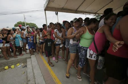 Local residents line up to receive food in Manta, after an earthquake struck off Ecuador's Pacific coast, April 21, 2016. REUTERS/Henry Romero