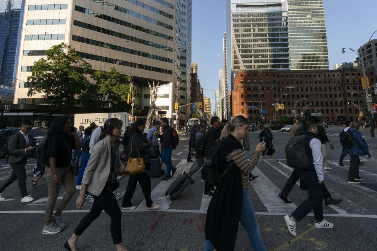 Canadian economy grows at 2.1% annual pace in Q2 even as household spending drops