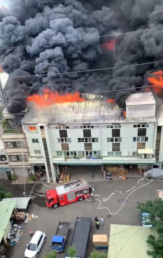 桃園工廠大火。（圖／翻攝自記者爆料網）