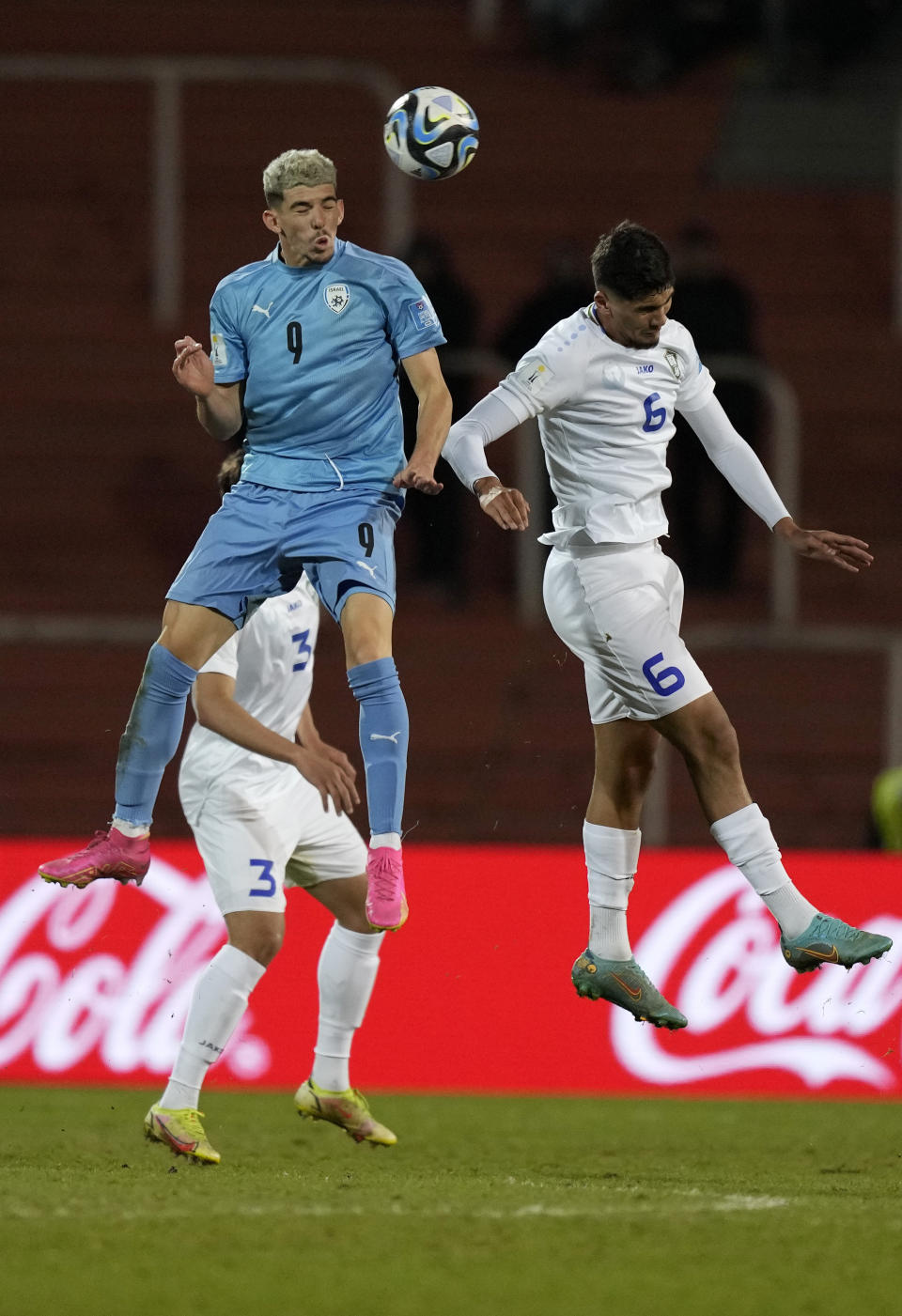 Israel's Dor Turgeman, left, goes for a header with Uzbekistan's Jakhongir Urozov during a FIFA U-20 World Cup round of 16 soccer match at the Malvinas Argentinas stadium in Mendoza, Argentina, Tuesday, May 30, 2023. (AP Photo/Natacha Pisarenko)