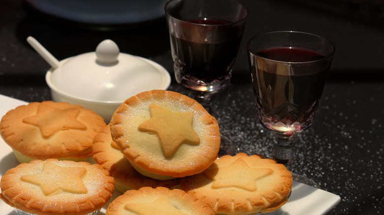 Mince pies with glasses of port or wine