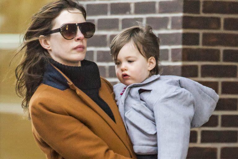 Anne Hathaway y uno de sus hijos