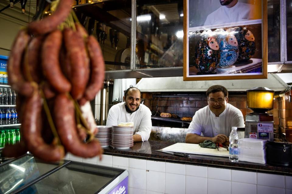 Jonatan Redmond y Ezequiel Chapinal, trabajadores de Parrilla Carlitos, en ruta provincial 2, Dolores, Provincia de Buenos Aires.