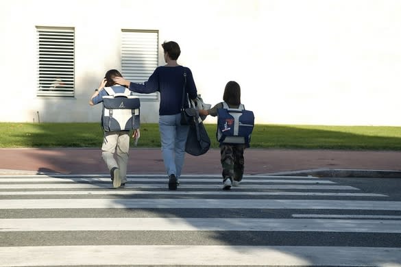 La surveillance des petits à la sortie l’école est indispensable à leur sécurité. ©Phovoir