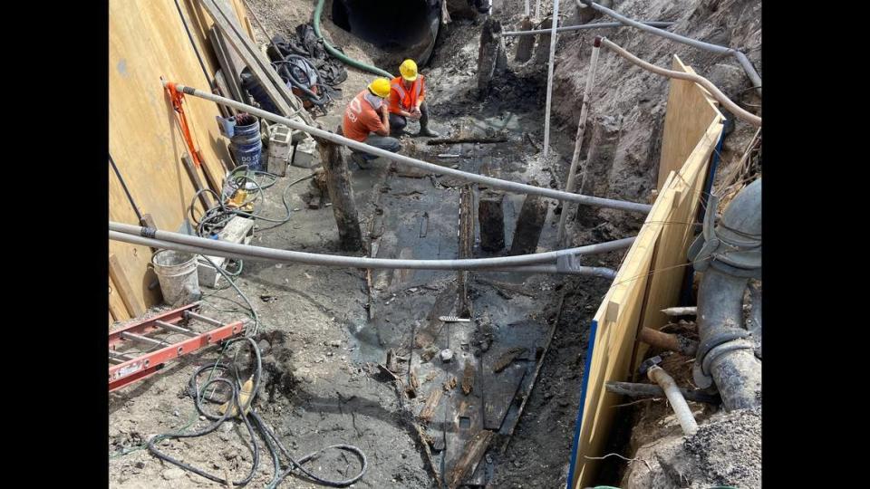 Brigada que trabajaba en la construcción en la ciudad más vieja de la Florida, descubre barco que naufragó hace siglos. Los arqueólogos dirigieron las excavaciones.