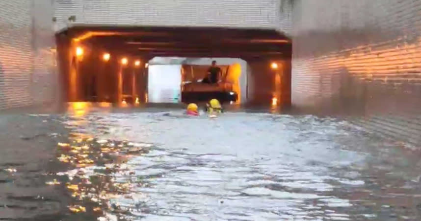 高雄中山路地下道淹水，三名駕駛險些滅頂，幸好順利救出。（圖／警方提供）