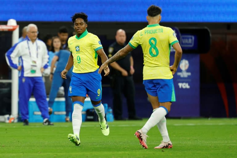 Endrick (izquierda) y Lucas Paqueta durante el primer partido de Brasil en la Copa América frente a Costa Rica. (KEVORK DJANSEZIAN)