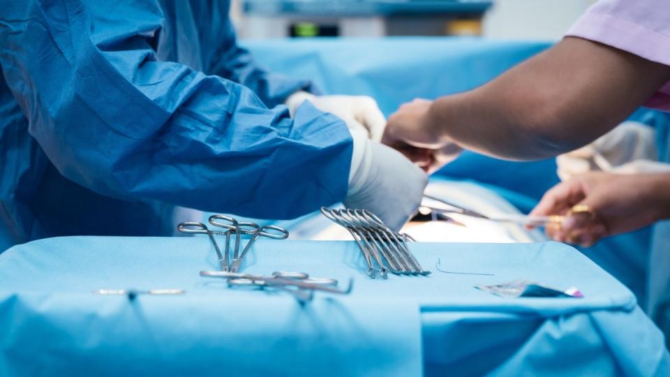 doctors preparing a heart transplant