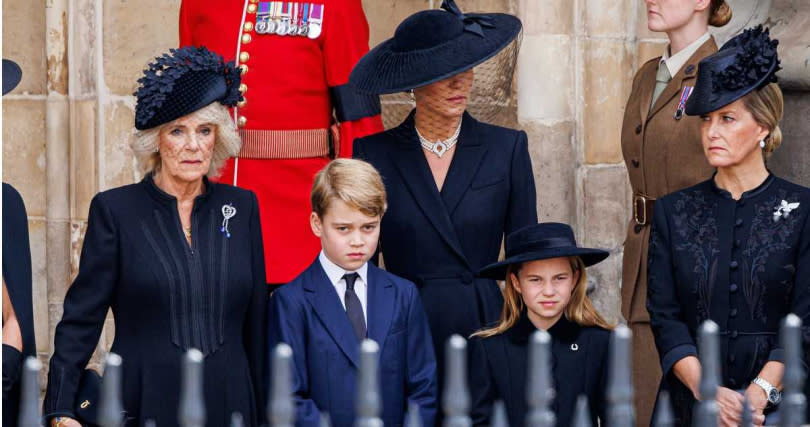 夏綠蒂小公主與喬治小王子出席女王國葬。（圖／達志／美聯社）