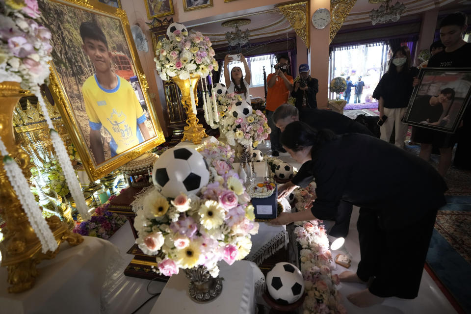 Family members of Duangphet Phromthep bring his ashes to Wat Phra That Doi Wao temple in Chiang Rai province Thailand, Saturday, March 4, 2023. The cremated ashes of Duangphet, one of the 12 boys rescued from a flooded cave in 2018, arrived in the far northern Thai province of Chiang Rai on Saturday where final Buddhist rites for his funeral will be held over the next few days following his death in the U.K. (AP Photo/Sakchai Lalit)