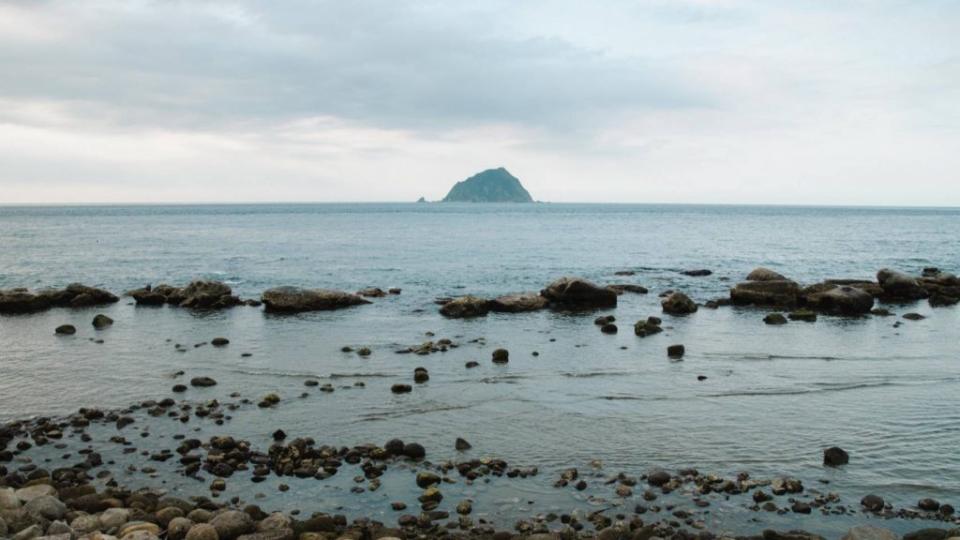 和平島阿拉寶灣潮間帶，有豐富觀光資源。（記者張上耕翻攝）