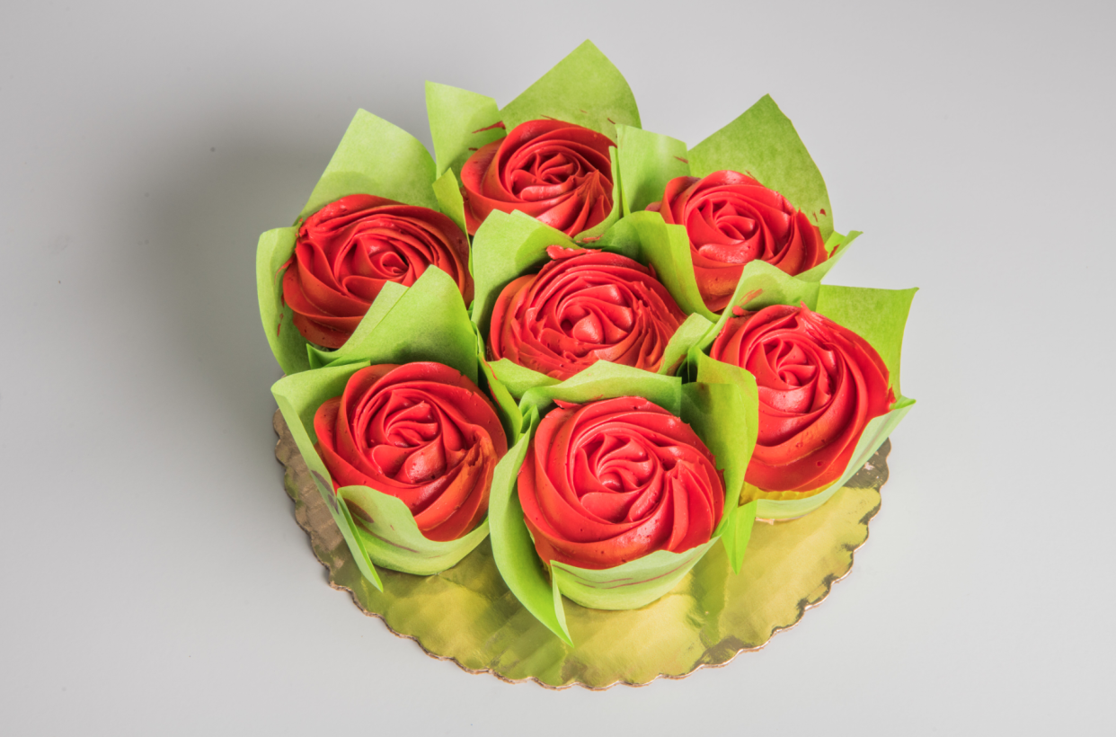 Roses are red, cupcakes are delicious. (Stop & Shop)