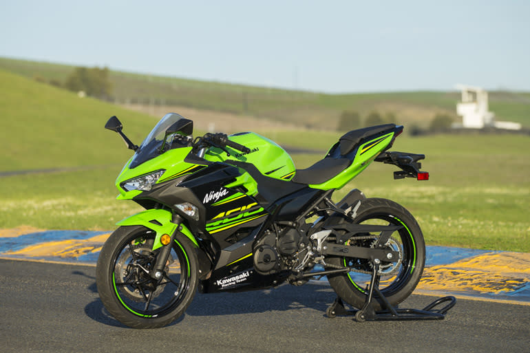 The Ninja 400 more closely resembles its big brother, the Ninja ZX-10R.