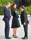 <p>Es war kaum zu übersehen: Kate und William waren direkt im Anschluss an die traditionelle Parade zum irischen St. Patrick’s Day in London nach Paris gereist. Die Herzogin von Cambridge behielt den grünen Mantel an, ließ aber das Hütchen zu Hause und trug statt Dutt ihre Haare offen. Frankreichs Präsident François Hollande war sichtlich verzaubert. Vielleicht ja auch, weil die Farbe der Hoffnung ein Signal nach dem Brexit-Votum setzen sollte? (Bild: AP) </p>