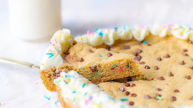 chocolate chip cookie cake