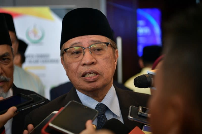 Sarawak Chief Minister Datuk Patinggi Abang Johari Openg today said that the state government will inject another RM1.1 billion to help the businesses of the small, medium, micro-enterprises, hawkers and petty traders affected by the MCO enforced to curb the spread of Covid-19. — Bernama pic