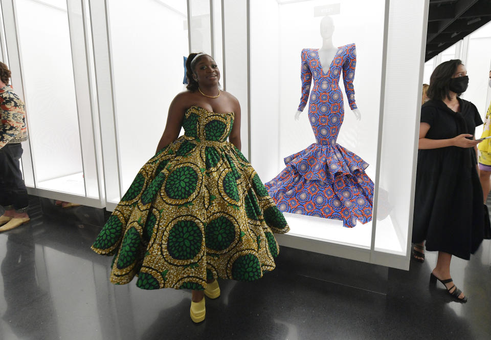 <p>Designer Claude Kameni visita a exposição “Na América: Um Léxico da Moda” no Met, em Nova York (Foto: Roy Rochlin/Getty Images)</p> 