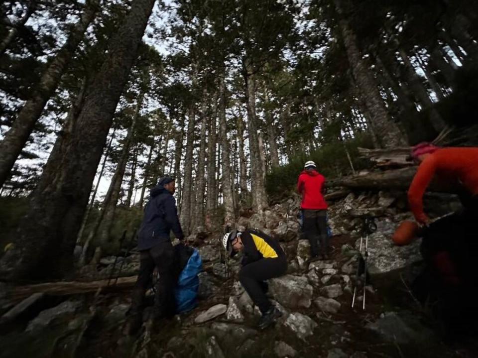 苗栗境內百岳和小百岳多，消防局辦理山域救難訓練，強化搜救能力。（圖：消防局提供）