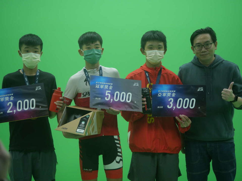 蕭博允(左2)奪下青男組冠冠軍。大會提供