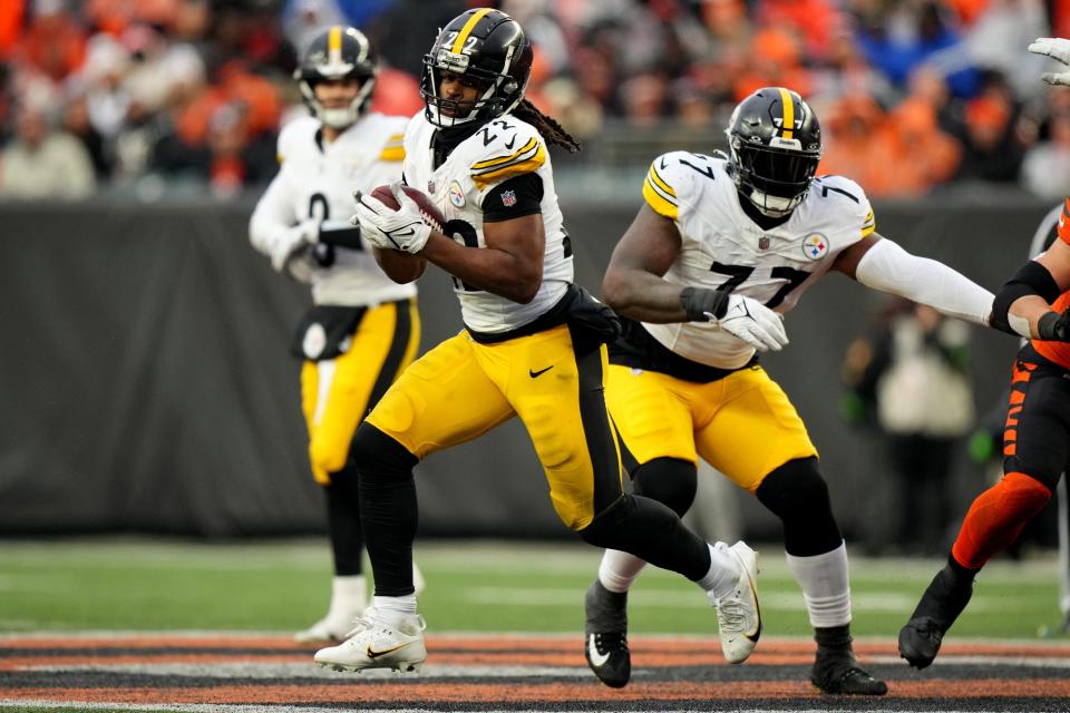 Pittsburgh Steelers running back <a class="link " href="https://sports.yahoo.com/nfl/players/33412" data-i13n="sec:content-canvas;subsec:anchor_text;elm:context_link" data-ylk="slk:Najee Harris;sec:content-canvas;subsec:anchor_text;elm:context_link;itc:0">Najee Harris</a> (22) carries the ball in the fourth quarter of a Week 12 NFL football game between the Pittsburgh Steelers and the Cincinnati Bengals, Sunday, Nov. 26, 2023, at Paycor Stadium.