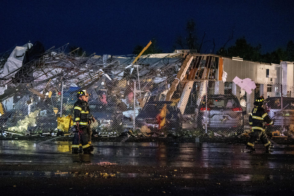 Image: Bensalem, Pa tornado damage (Tom Gralish / The Philadelphia Inquirer via AP)