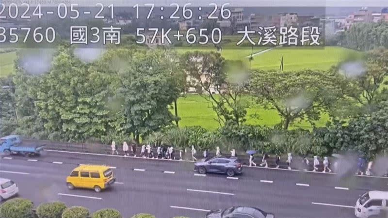 國道3號大溪路段，21日因校車故障再加上與駕駛溝通不良，30多名學生走在路肩上。（圖／翻攝畫面）