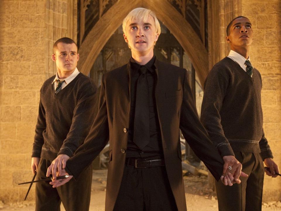 Felton (centro) como Draco Malfoy en ‘Deathy Hallows: Part 1’, junto a Josh Herdman y Louis Cordice (Warner Bros)