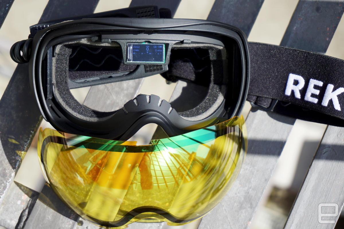 Optical ski goggles with vision for eyeglass wearers