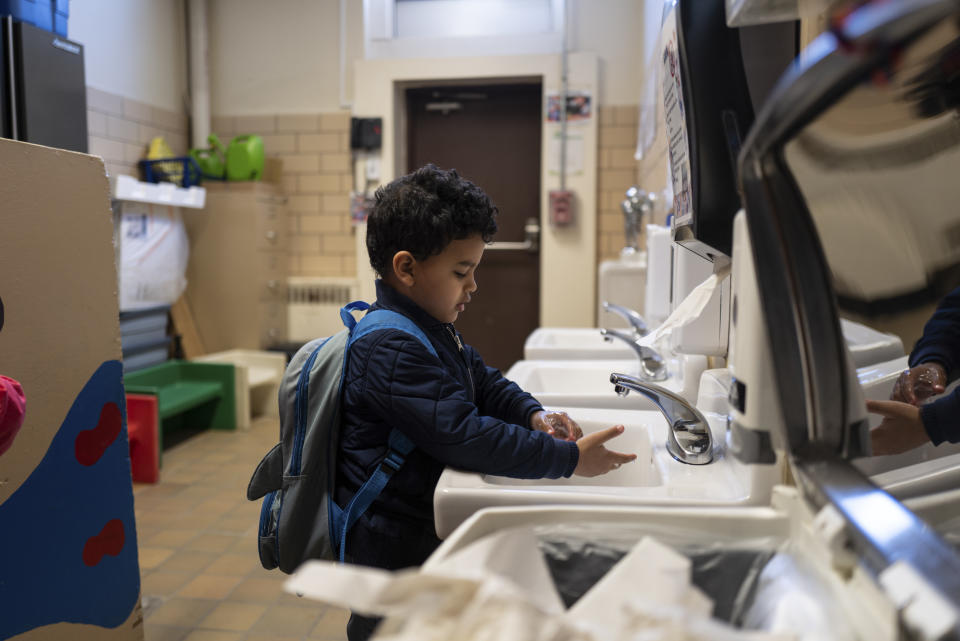 Un niño se lava las manos en Annandale, Virginia, el 5 de marzo de 2021. (Cheriss May/The New York Times).