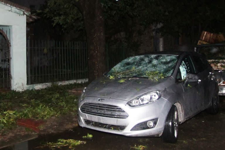 Varias personas heridas, automóviles y viviendas destrozados fueron la consecuencia del temporal de lluvia y piedras que azotó anoche a la ciudad de Villa Mercedes, San Luis