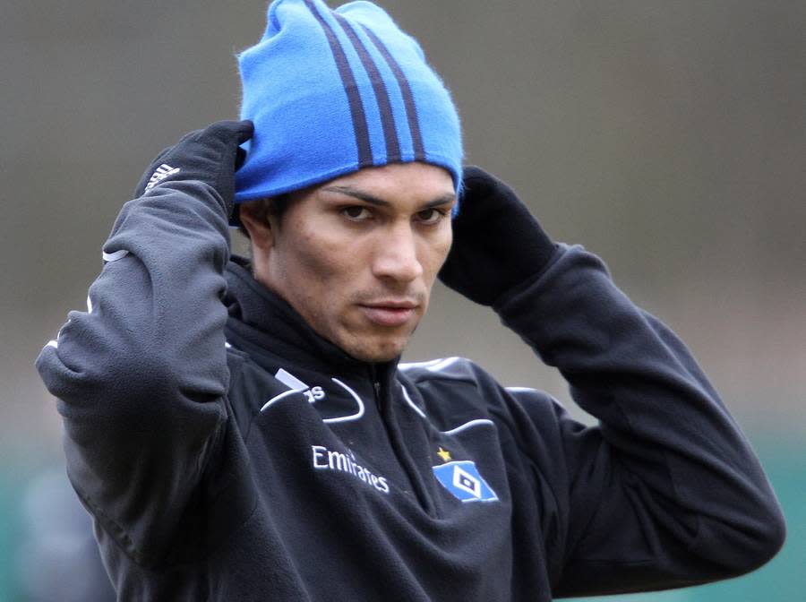 PAOLO GUERRERO muss sich 2010 als Spieler des Hamburger SV wüste Beschimpfungen der Fans anhören - und sieht Rot. Der Peruaner wirft beim Gang in die Kabine mit einer Plastikflasche nach einem Fan. Der HSV-Anhänger wird am Kopf getroffen