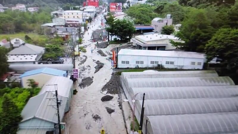 南投縣仁愛鄉大雨不斷，清境、廬山、南豐村等各處受創嚴重，台14線南豐村路段遍布土石，縣長許淑華5日勘災表示，仍有縣民受困山區。 （中央社／民眾提供）