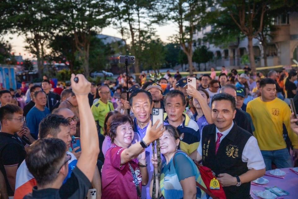 鴻海創辦人郭台銘近來勤走地方活動，受到支持者簇擁。   郭台銘競選辦公室/提供