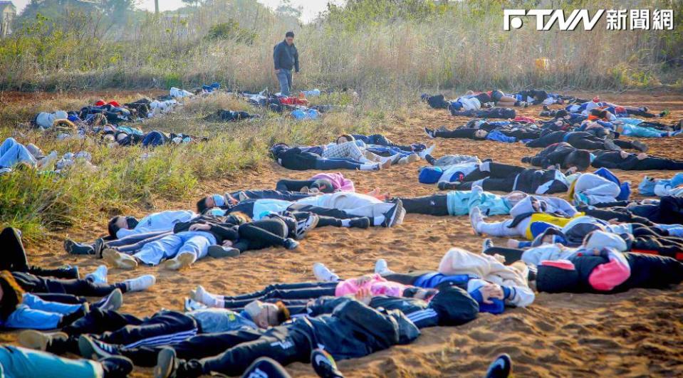 導演董振良邀請全校300多名學生躺在古寧頭戰場上。（圖／桃園電影節提供）