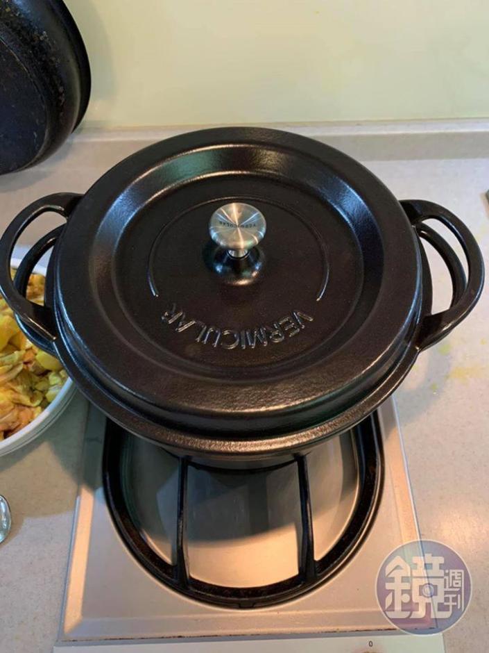 蓋鍋燉煮，您可以看到雞肉不在鍋內。