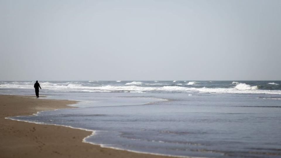 Las panaderías pueden seguir funcionando pero las playas están casi desiertas.