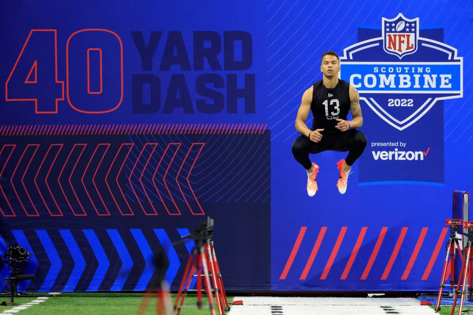 Desmond Ridder #QB13 of  Cincinnati prepares to run the 40 yard dash during the NFL Scouting Combine at Lucas Oil Stadium on March 03, 2022 in Indianapolis, Indiana.