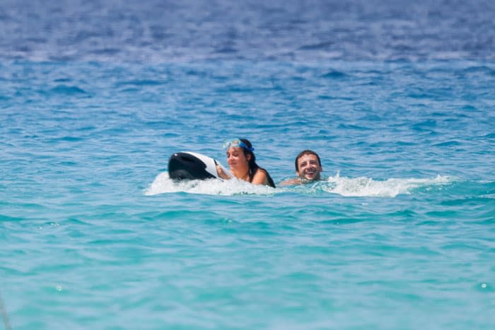 Victoria de Marichalar con un amigo en Formentera