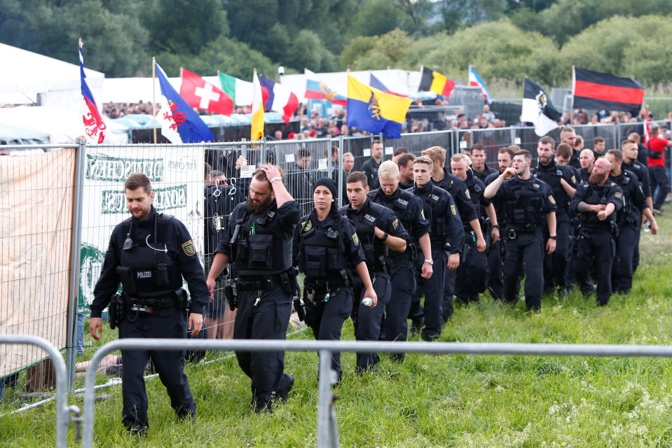 Polizeipräsenz beim größten rechten Musikfestivals in Deutschland. Foto: REUTERS / Michaela Rehle