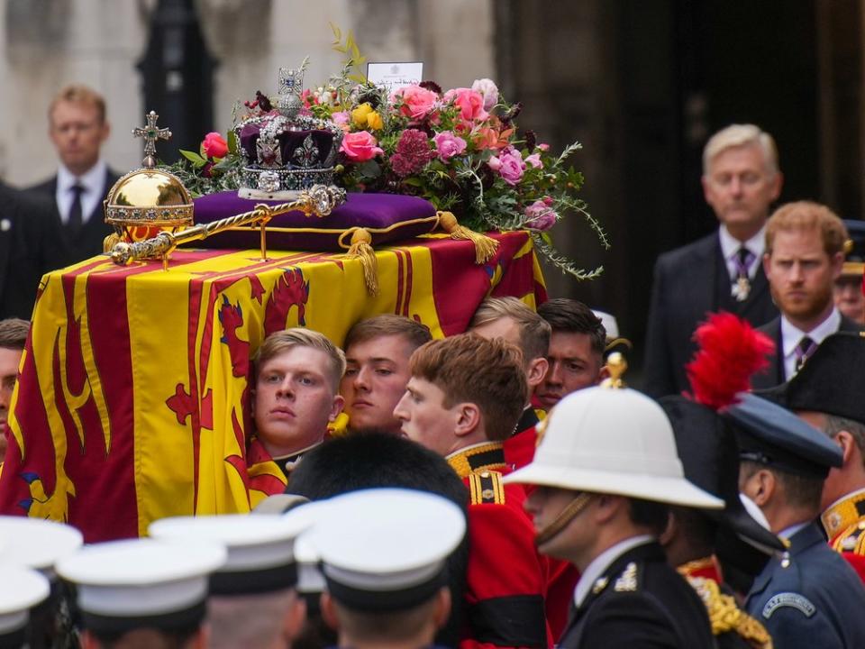 Der Sarg von Queen Elizabeth II. besteht teilweise aus Blei und zeigt zahlreiche Symbole ihrer Herrschaft über das Vereinigte Königreich. (Bild: 2022 WPA Pool)