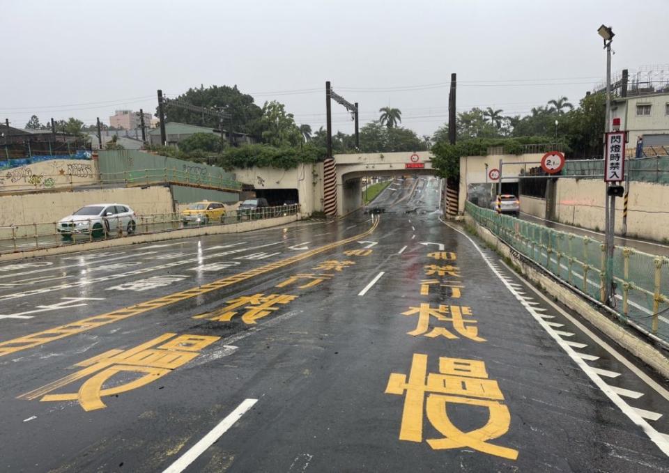 九日上午南市降下大雨，小東地下道、府前路及中華西路均傳出淹水災情。（讀者提供）