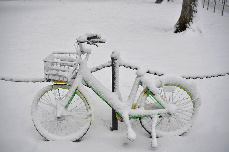 <p>A LimeBike rental bicycle is ready for use during a snow storm in Washington, March 21, 2018. (Photo: Mandel Ngan/AFP/Getty Images) </p>