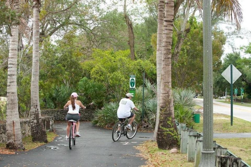 Old Cutler Trail está bordeado de imponentes árboles de higuera de Bengala y las mansiones más impresionantes e históricas del vecindario. DANIEL BOCK/MIAMI HERALD