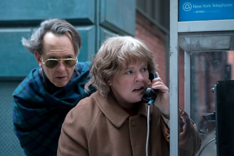 Richard E. Grant als „Jack Hock“ und Melissa McCarthy als „Lee Israel“ in dem Film CAN YOU EVER FORGIVE ME? Foto von Mary Cybulski. © 2018 Century Fox Film Corporation. Alle Rechte vorbehalten