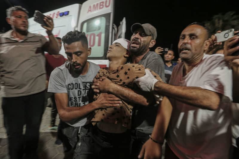 Palestinians, including children, injured after the Israeli attack on Nusairat are taken to the Al-Aqsa Martyrs' Hospital in Deir al-Balah. Omar Ashtawy/APA Images via ZUMA Press Wire/dpa
