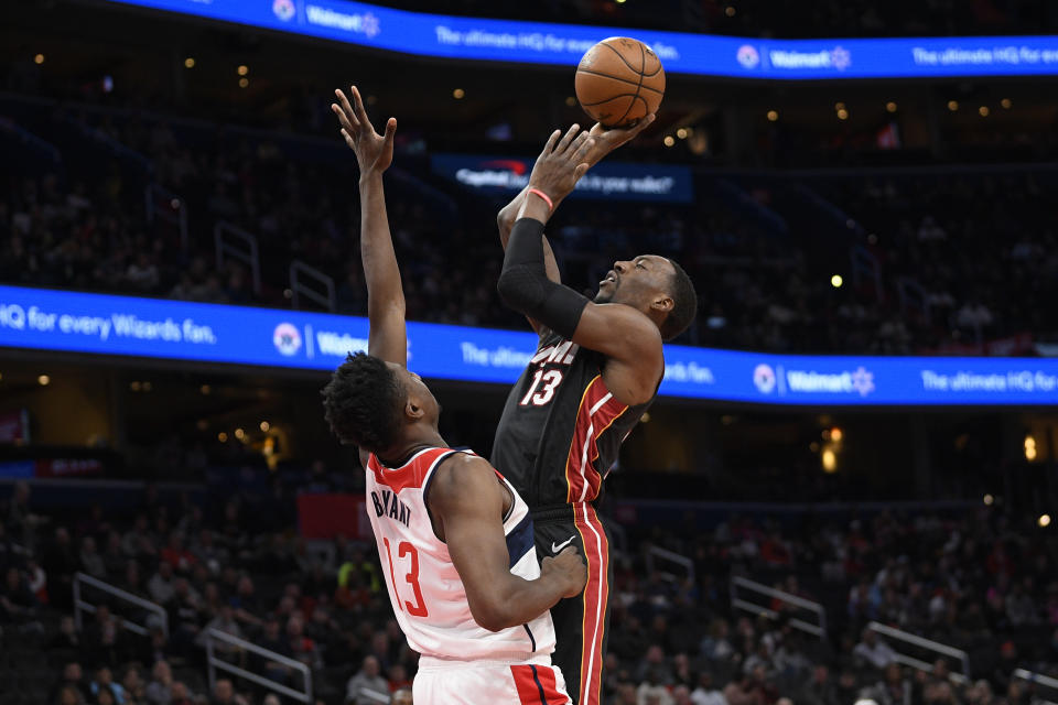 Bam Adebayo, derecha, del Heat de Miami, se eleva para encestar ante Thomas Bryant, de los Wizards de Washington, en el duelo de la NBA del domingo 8 de marzo de 2020, en Washington. (AP Foto/Nick Wass)