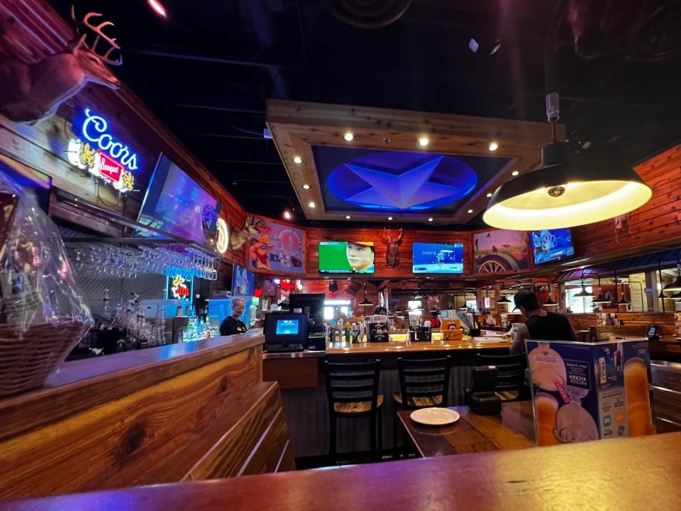 The bar at a Texas Roadhouse